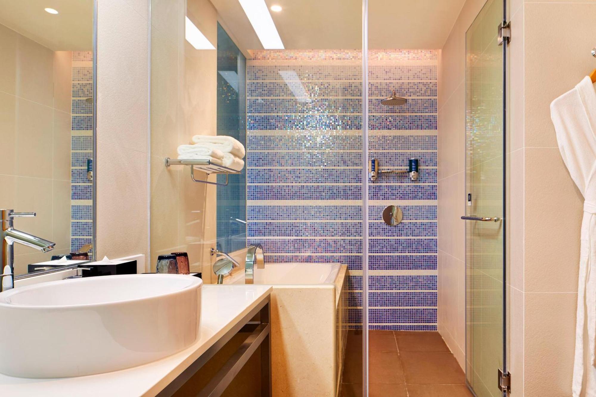 Aloft Dynamic Town Hotel Шънджън Екстериор снимка